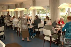 Anneke Bours op bezoek bij senioren in Wessem